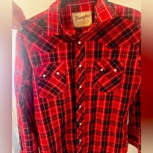 Mens Wrangler shirt size medium